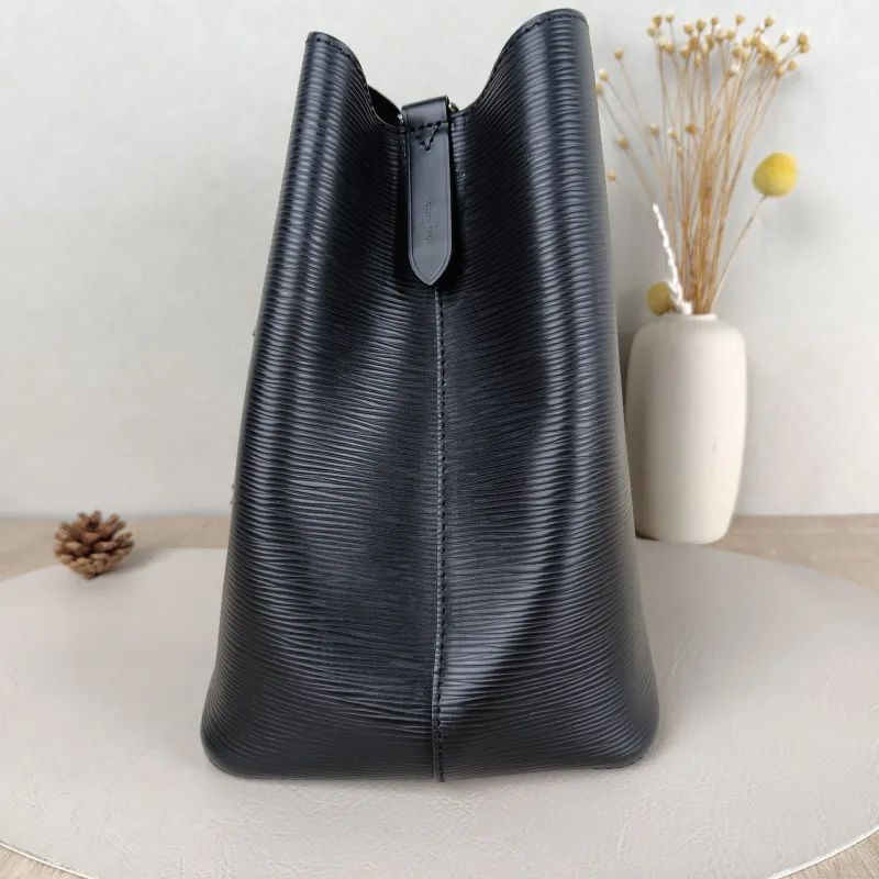 Louis Vuitton Shoulder Bag NÉONOÉ Bucket Bag Black Epi Embossed Calfskin Medium 26 × 17.5 × 26 cm — detail view 2 of 11