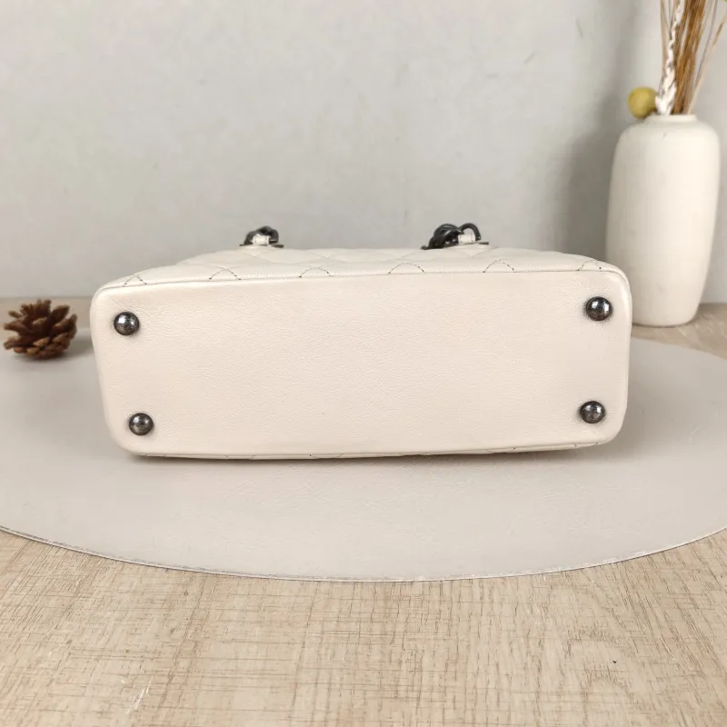 Chanel Shoulder Bag tote White Calfskin One Size23 × 8 × 17 cm — cover view 5 of 5