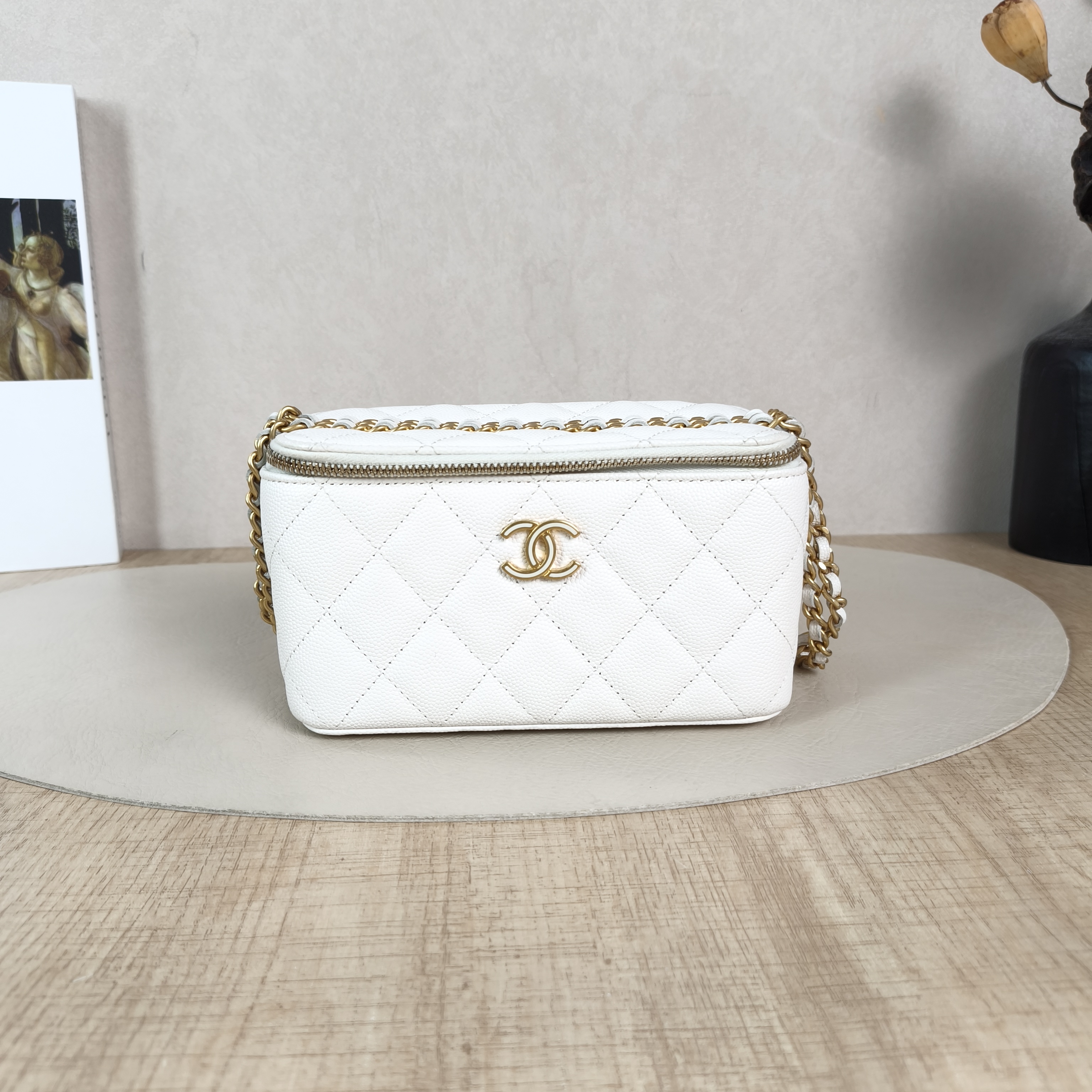 Chanel Crossbody Bag Edition White Grained Calfskin One Size16 × 8 × 9.5 cm