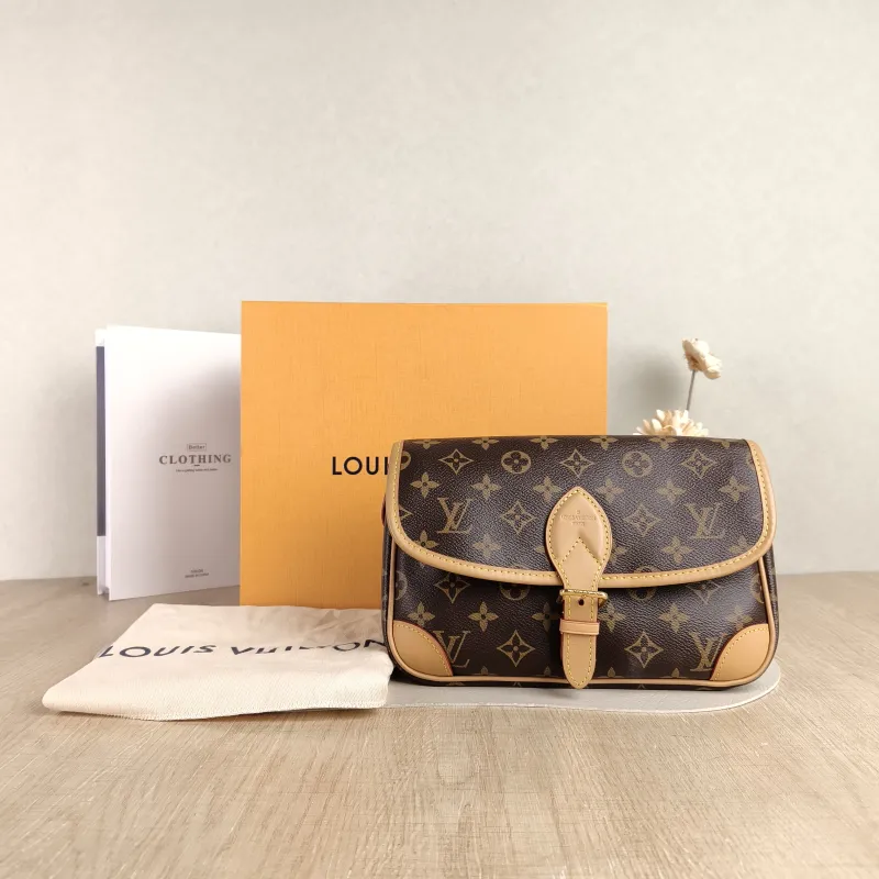 Louis Vuitton Crossbody Bag Diane Baguette Bag Shoulder Strap PVC Small 24 × 9 × 15 cm — cover view 3 of 6