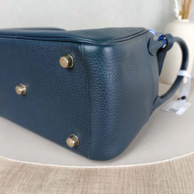 Hermès Crossbody Bag Lindy 266O Taurillon Clemence TC Calfskin Small26 × 12 × 18 cm — detail view 1 of 11