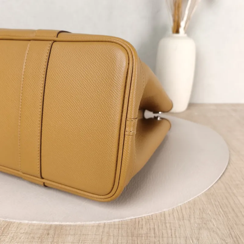 Hermès Top Handle Bag Garden Party 30 30 Negonda Calfskin Medium 30 × 13 × 21 cm Z — detail view 2 of 9