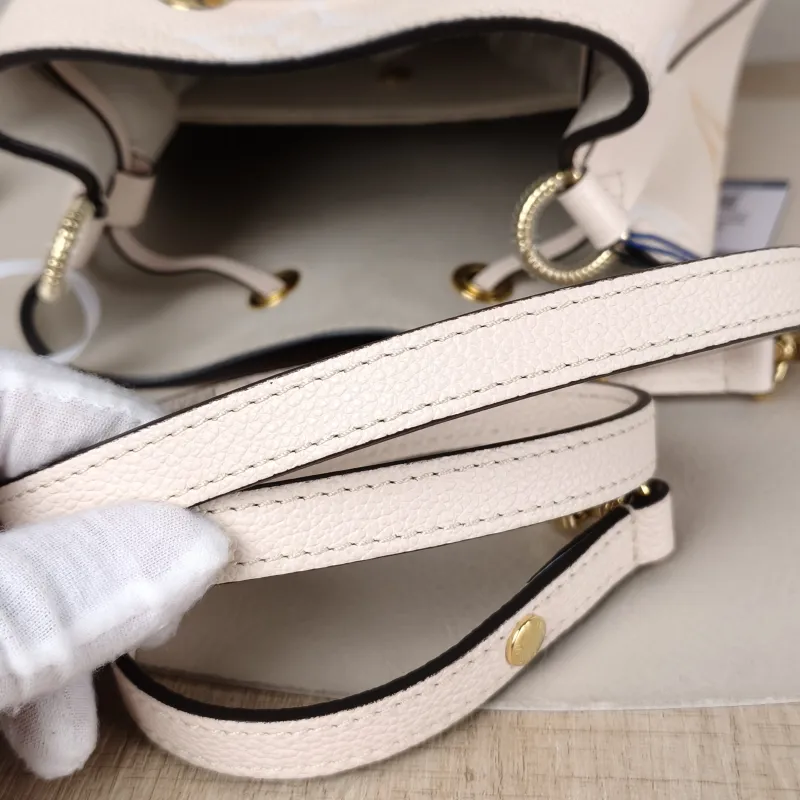 Louis Vuitton Crossbody Bag NÉONOÉ Bucket Bag BB Monogram Empreinte Embossed Calfskin BB 20 × 13 × 20 cm — detail view 9 of 11
