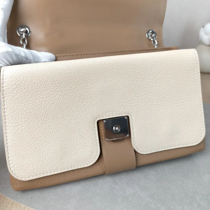 Louis Vuitton Shoulder Bag Very Chain Chain Bag Calfskin One Size24 × 8 × 15 cm — detail view 10 of 14