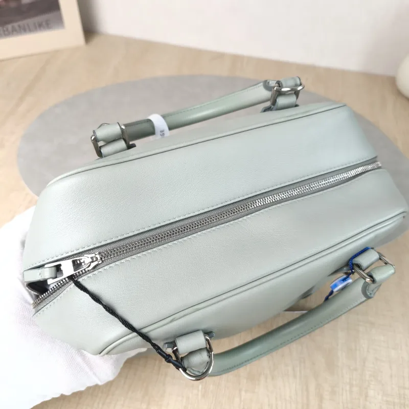 LOEWE Crossbody Bag amazona 19 Grey Calfskin Small 20.5 × 11.5 × 18 cm — detail view 3 of 12