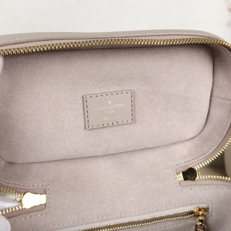 Louis Vuitton Shoulder Bag VANITY Cosmetic Bag Grey Calfskin Small19 × 11 × 13 cm — detail view 4 of 15