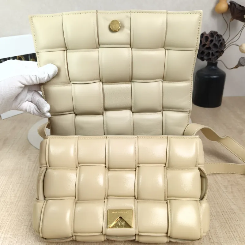 Bottega Veneta Crossbody Bag Padded Cassette Woven Lambskin Medium26 × 8 × 18 cm — detail view 8 of 14