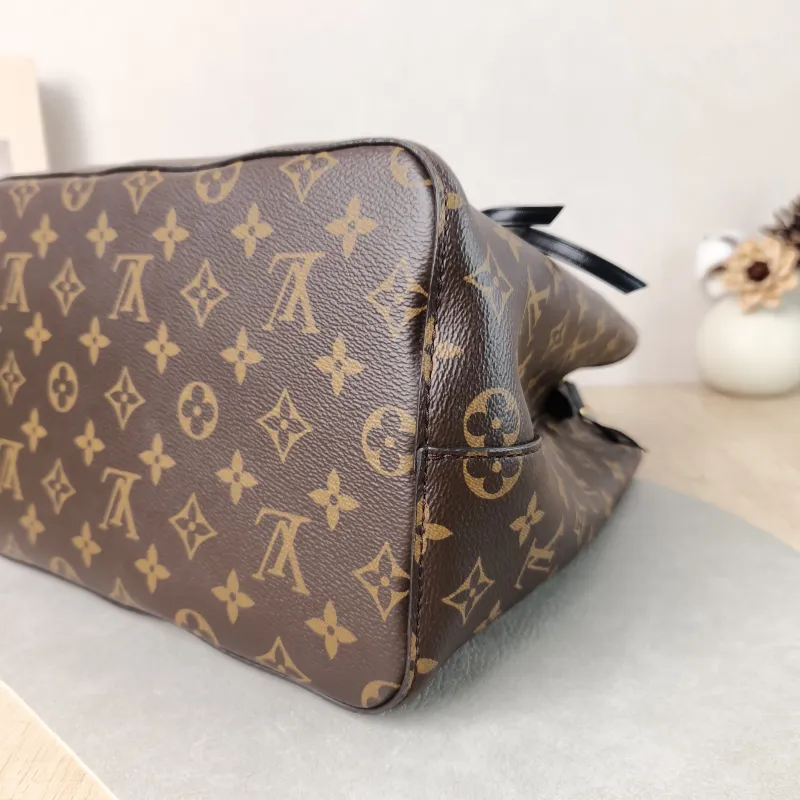 Louis Vuitton Shoulder Bag NÉONOÉ Bucket Bag Black PVC Medium 26 × 17.5 × 26 cm — detail view 8 of 11