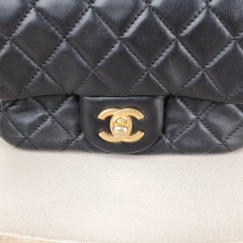 Chanel Crossbody Bag Black Lambskinmini17 × 8 × 13.5 cm — detail view 5 of 16