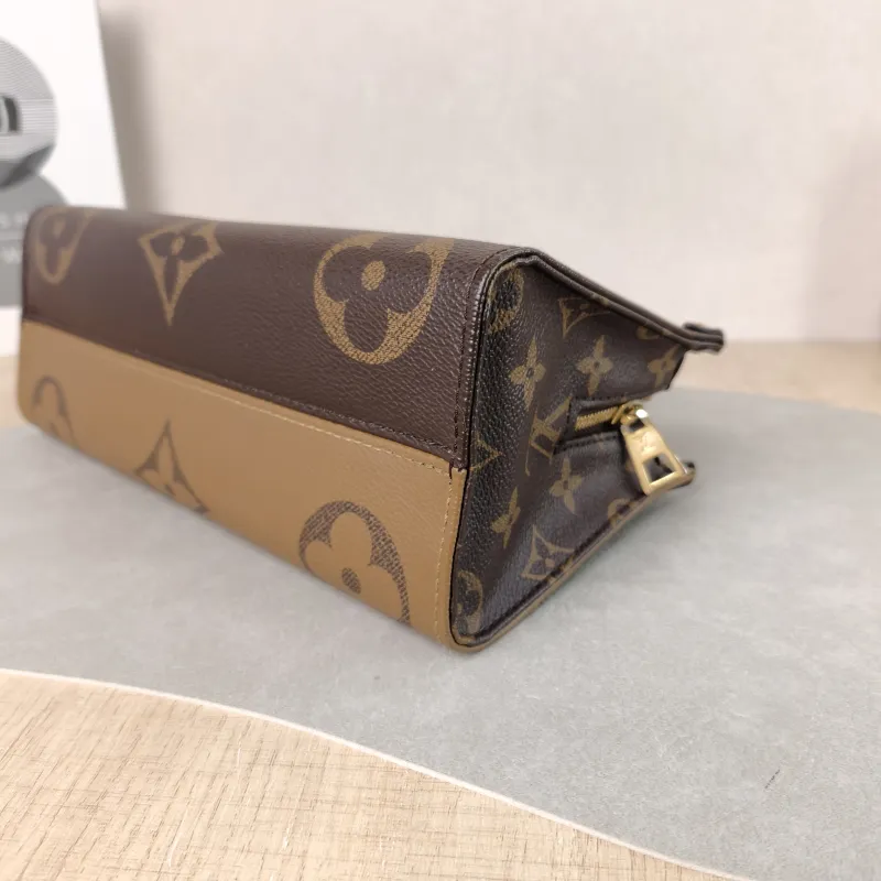 Louis Vuitton Crossbody Bag Onthego East West Monogram PVC Small 25 × 10 × 13 cm — detail view 1 of 11
