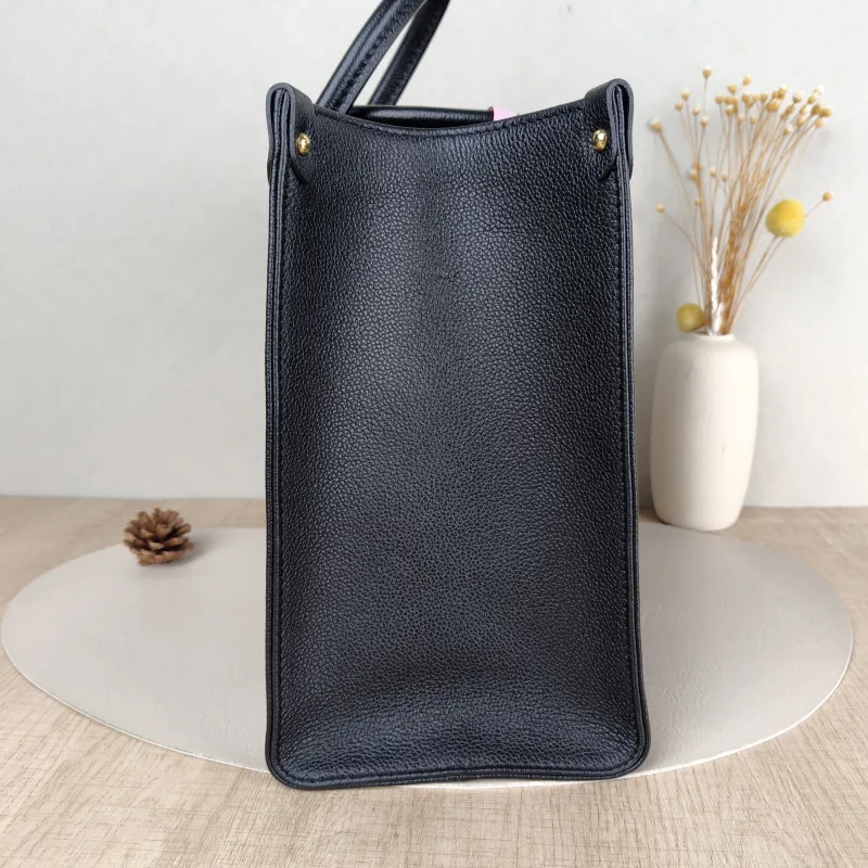 Louis Vuitton Shoulder Bag Onthego Medium Black · White Empreinte Embossed Calfskin Monogram Medium35 × 14 × 27 cm — detail view 9 of 10