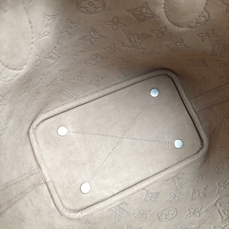Louis Vuitton Crossbody Bag Blossom Top Handle Bag Calfskin Small20 × 12.5 × 20 cm — detail view 9 of 13