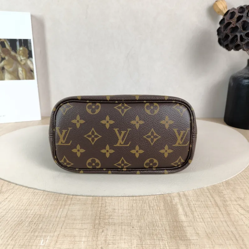 Louis Vuitton Crossbody Bag NEVERFULL INSIDE OUT BB Blue PVC · Calfskin BB 26.5 × 11 × 16.5 cm — cover view 4 of 5