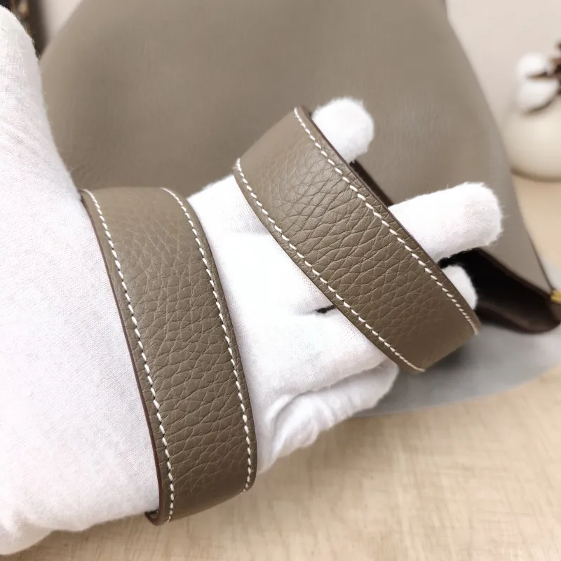 Hermès Top Handle Bag Picotin Lock 22 22 Clemence Taurillon TC Calfskin Medium22 × 18 × 21 cm — detail view 1 of 17