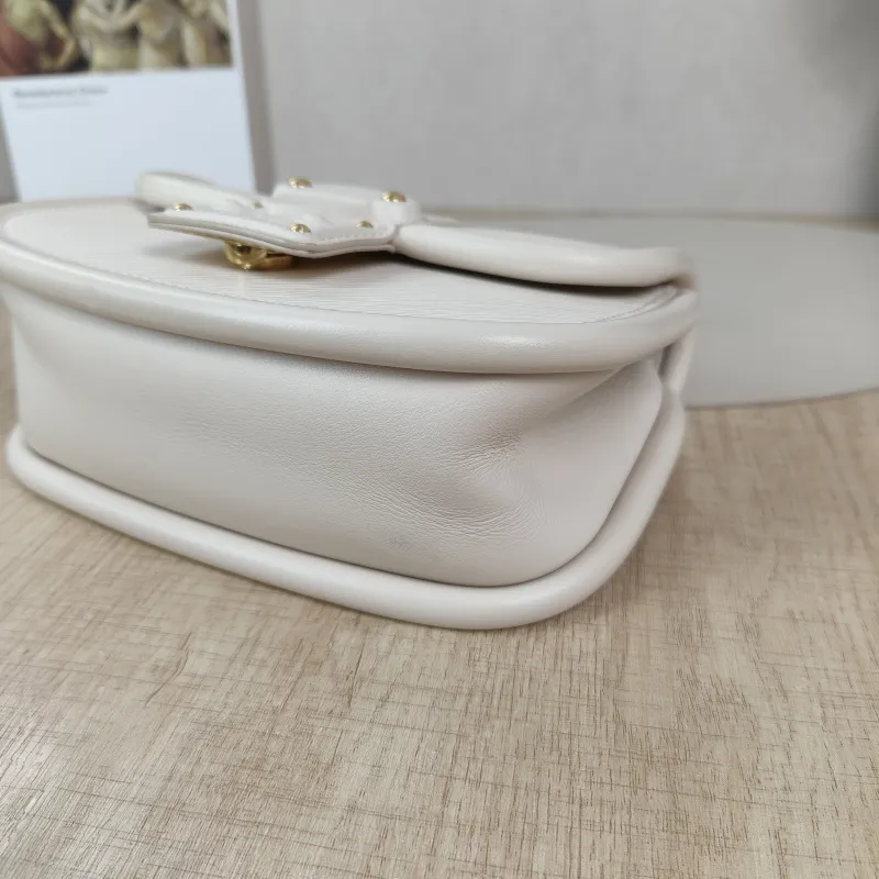 Louis Vuitton Crossbody Bag Hide and Seek Messenger Bag White Epi Embossed Calfskin One Size21 × 8 × 15 cm — detail view 1 of 14