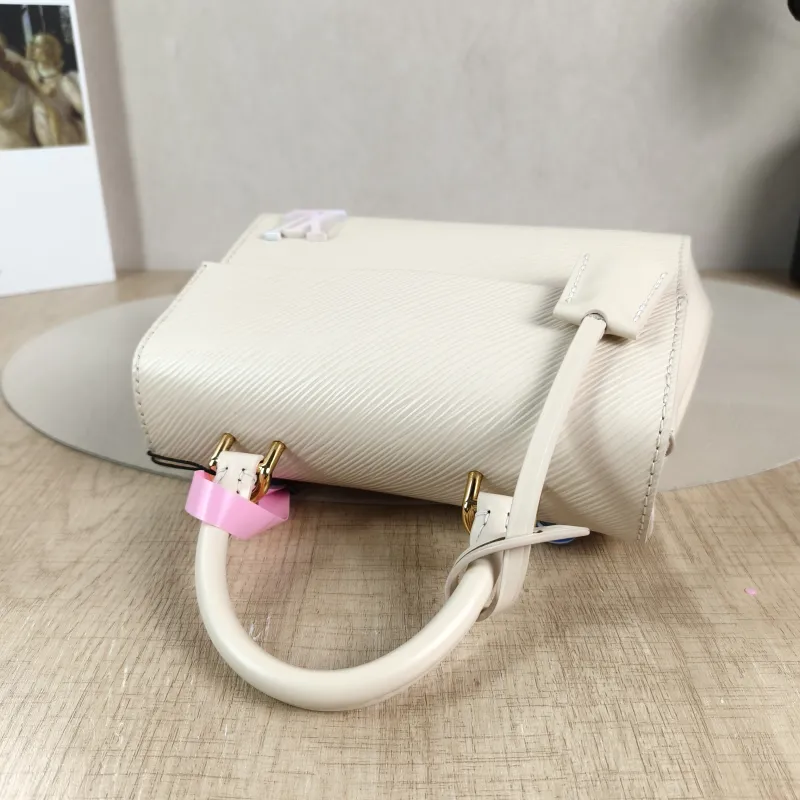 Louis Vuitton Crossbody Bag CLUNY White Epi Embossed Calfskin Mini 20 × 7.5 × 16 cm — detail view 12 of 14