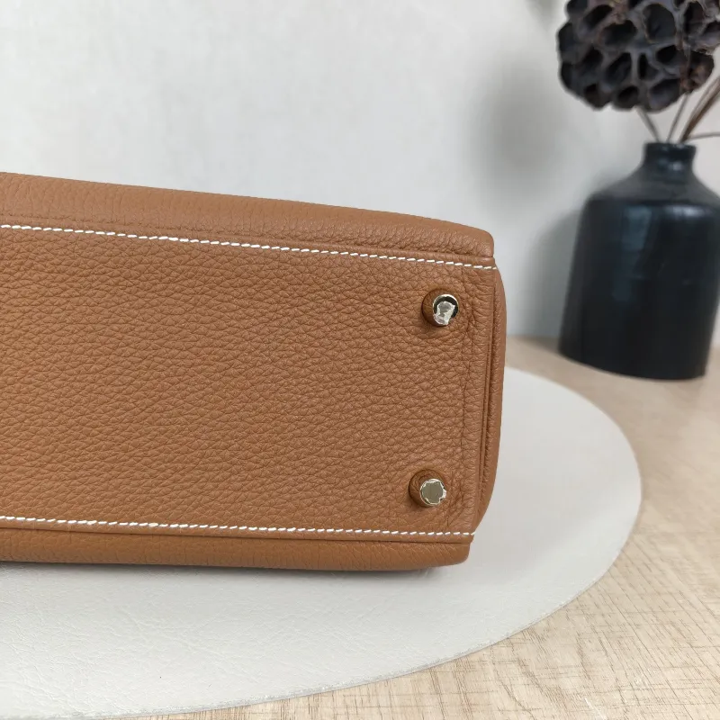 Hermès Shoulder Bag Kelly 25 Gold-Tone Hardware 37Gold Togo Calfskin Small 25 × 7 × 17 cm — detail view 5 of 14