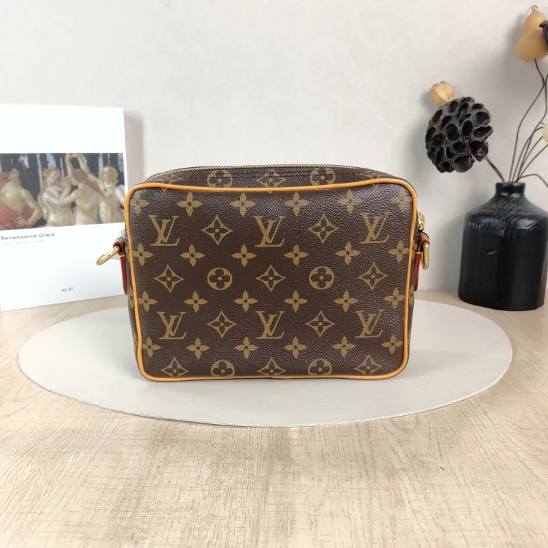 Louis Vuitton Crossbody Bag Nil Messenger Bag Monogram PVC 22 × 7 × 16.5 cm — cover view 2 of 5