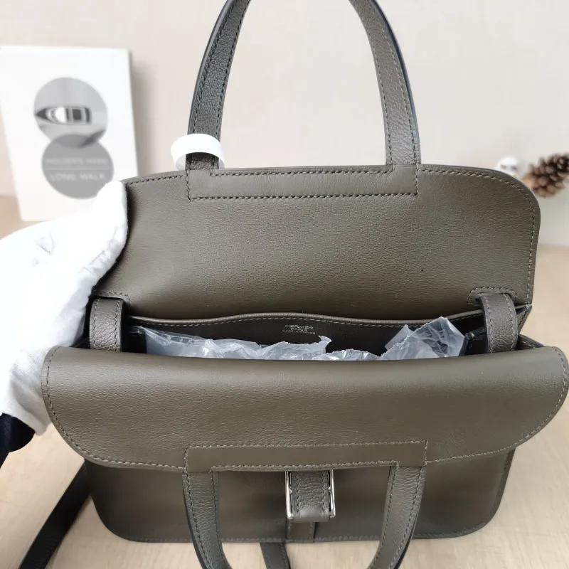 Hermès Shoulder Bag Halzan 25 C6 Green Evercolor Calfskin Small 25 × 8 × 17 cm Y — detail view 3 of 14