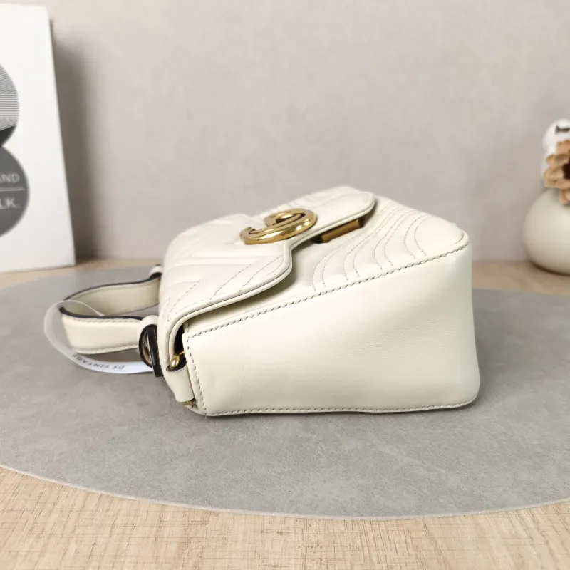 GUCCI Crossbody Bag GG Marmont Marmont White Calfskinmini21 × 8 × 15.5 cm — detail view 10 of 15