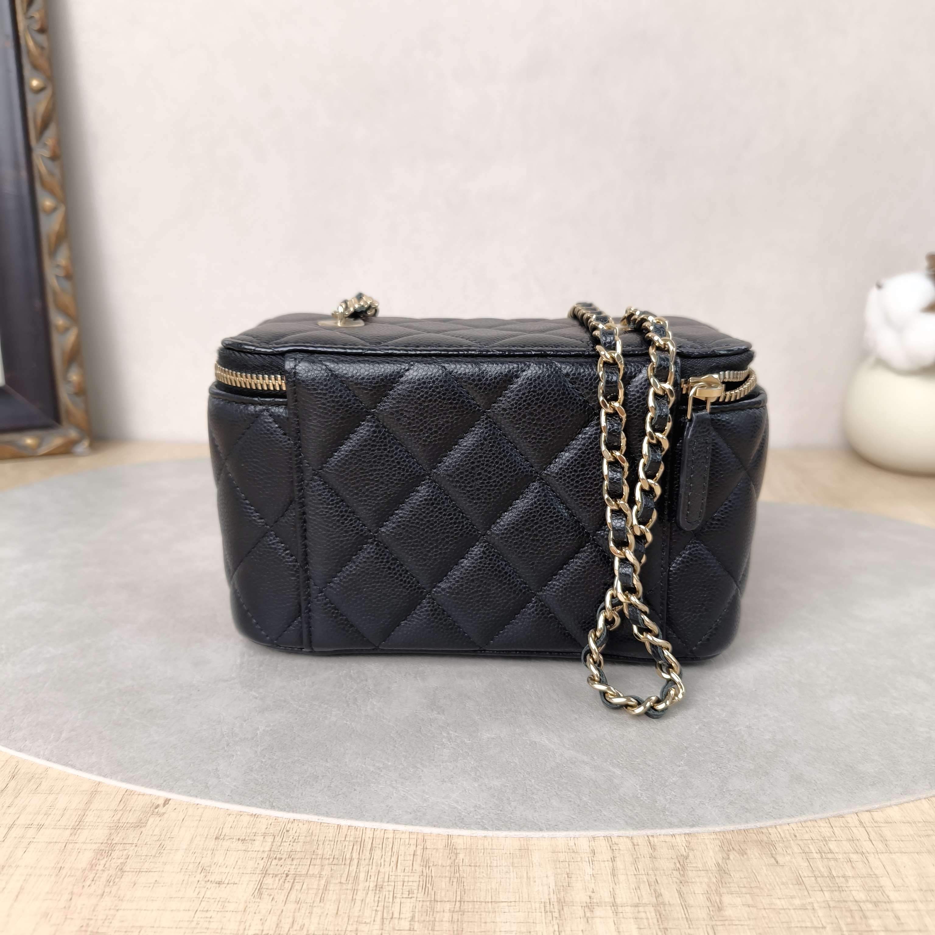 Chanel Crossbody Bag · Edition Box Bag Cosmetic Bag Black Grained Calfskin Small17 × 8 × 9.5 cm — cover view 2 of 6