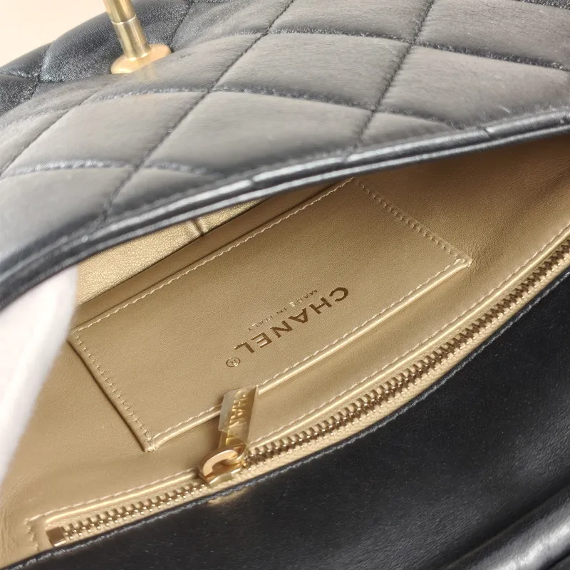 Chanel Crossbody Bag 24a Pearl Black Lambskin One Size 22 × 11 × 14.5 cm — detail view 2 of 11