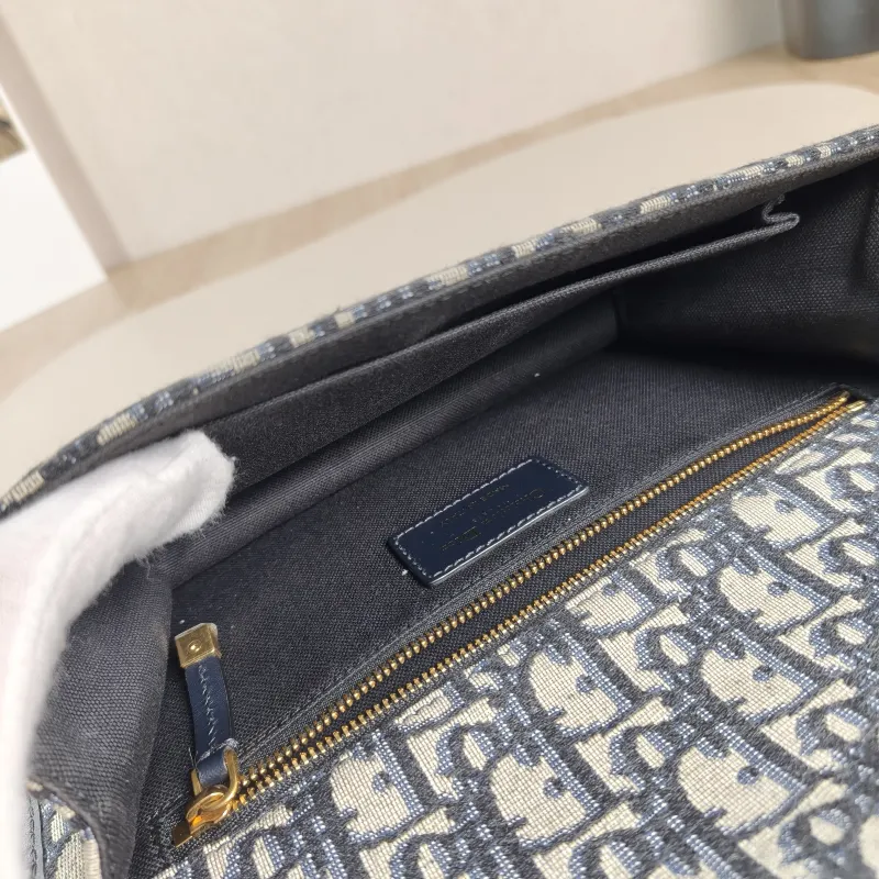 DIOR Crossbody Bag30Montaigne 30 Edition Canvas Medium25 × 9 × 16.5 cm — detail view 12 of 12