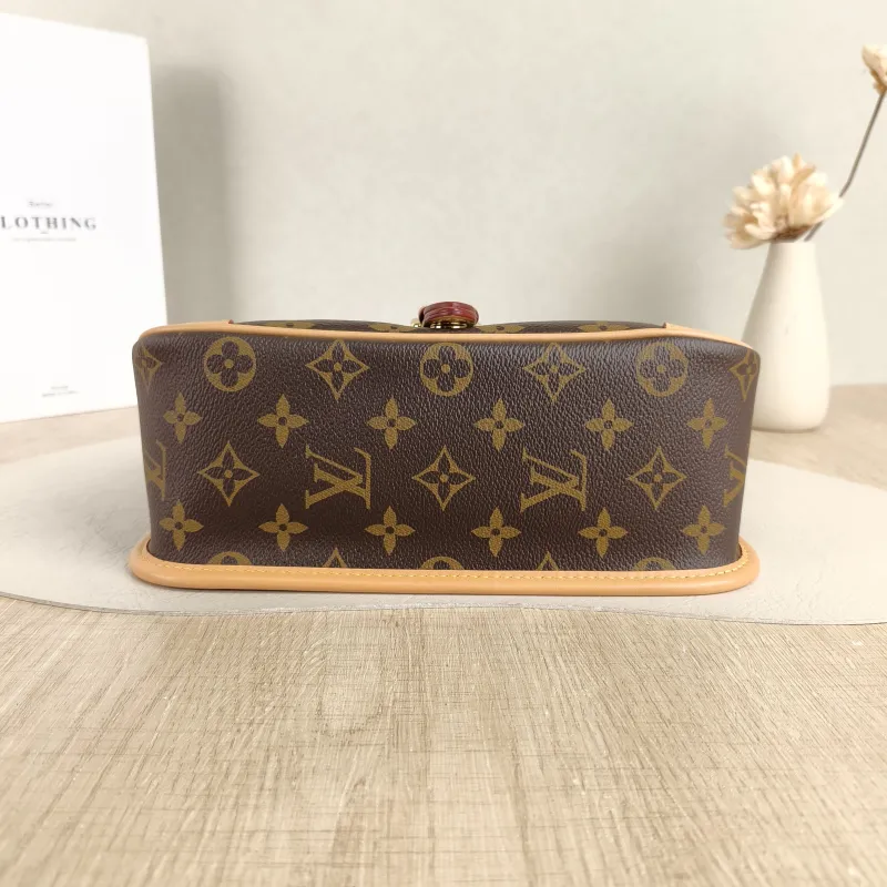 Louis Vuitton Crossbody Bag Diane Baguette Bag Shoulder Strap PVC Small 24 × 9 × 15 cm — cover view 3 of 5
