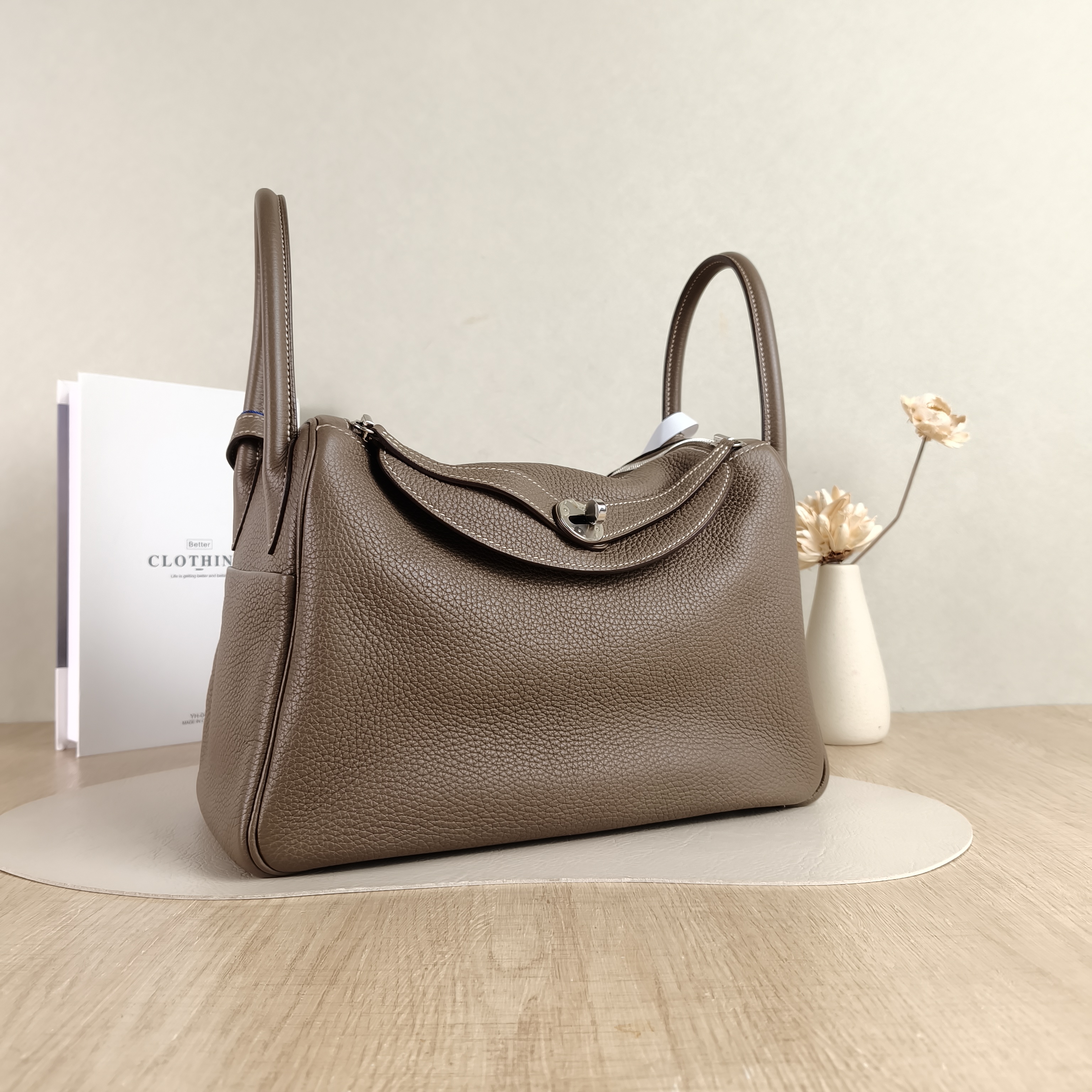 Hermès Shoulder Bag Lindy 30 Clemence Taurillon TC Calfskin Medium30 × 15 × 19 cm — cover view 4 of 5