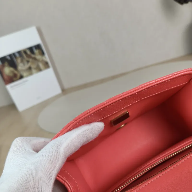 Chanel Crossbody Bag Red Lambskin One Size 17 × 8 × 13.5 cm — detail view 7 of 13