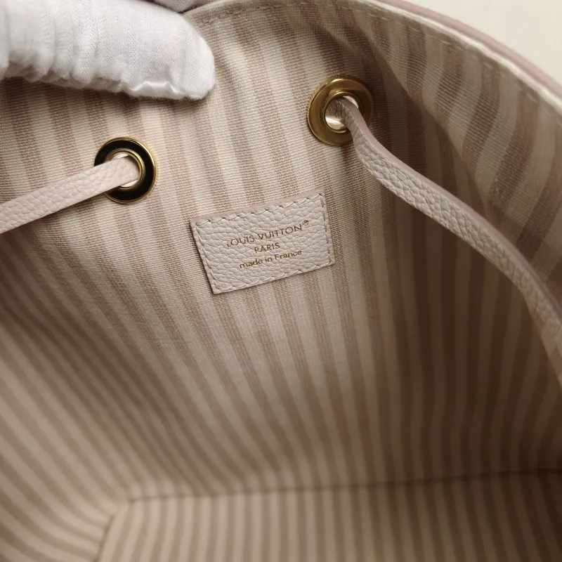 Louis Vuitton Shoulder Bag NÉONOÉ Bucket Bag White Empreinte Embossed Calfskin Medium26 × 17.5 × 26 cm — detail view 10 of 11