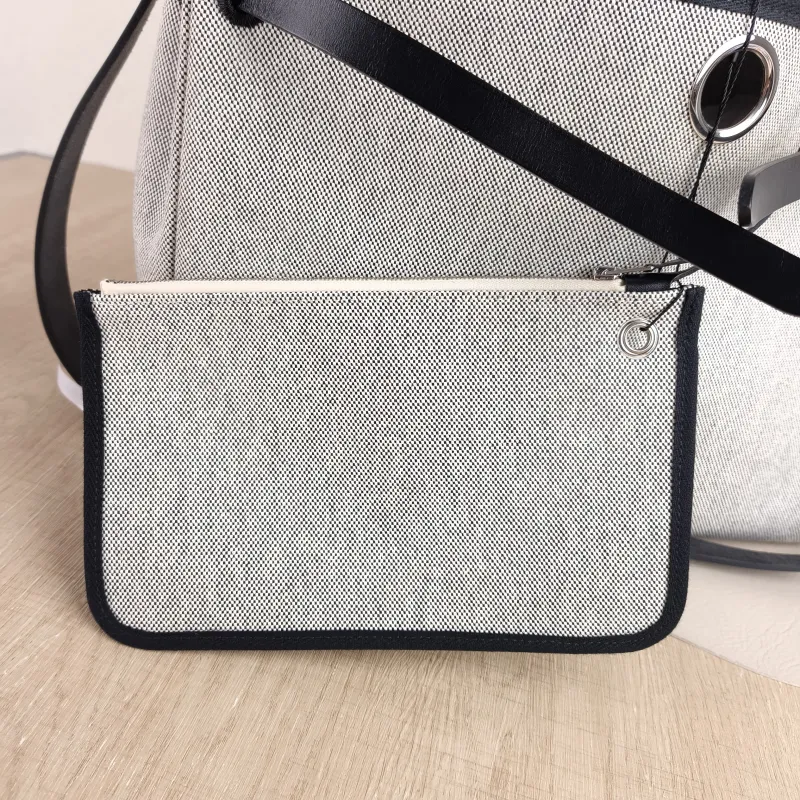 Hermès Top Handle Bag herbag messenger 39 Top Handle Bag Beige Black Canvas · Calfskin One Size 36 × 9 × 28 cm k — detail view 4 of 11