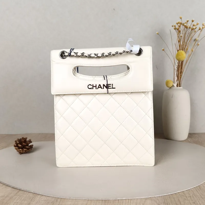 Chanel Crossbody Bag Crossbody Bag White Calfskin One Size19 × 5.5 × 23 cm