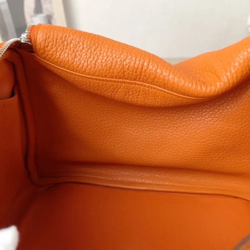 Hermès Crossbody Bag Lindy 30 Taurillon Clemence TC Calfskin 30 30 × 15 × 19 cm R — detail view 2 of 14