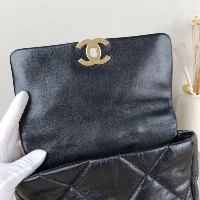 Chanel Crossbody Bag19Bag Black SL ambskin Small26 × 9 × 16 cm — detail view 11 of 15