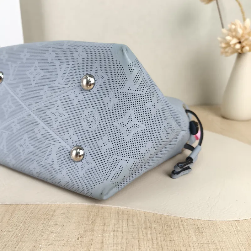 Louis Vuitton Crossbody Bag BELLA Calfskin One Size22 × 14 × 19 cm — detail view 7 of 11