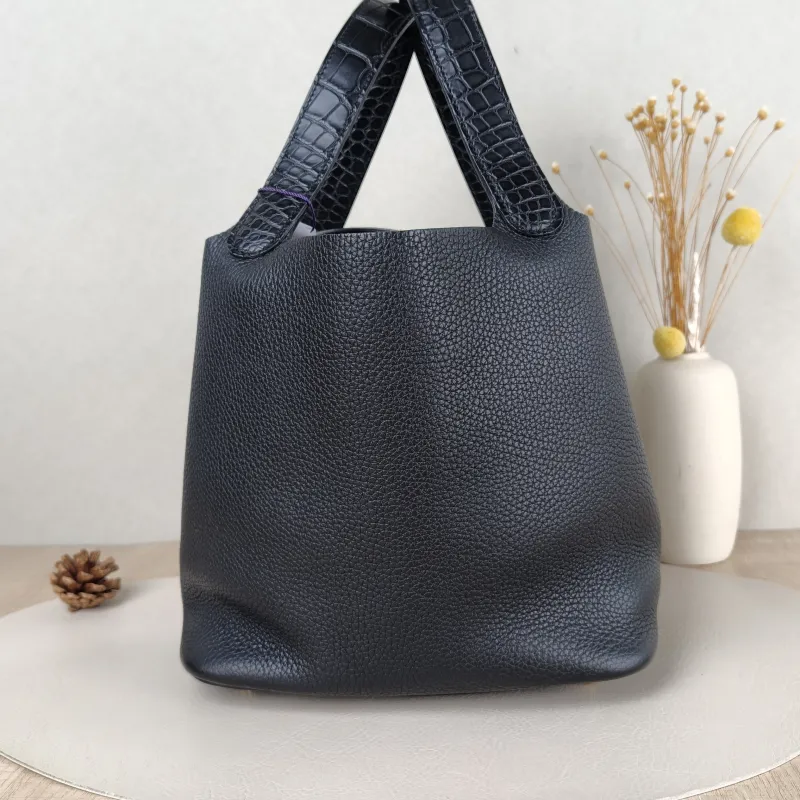 Hermès Top Handle Bag Picotin Lock 22 22Black TC Calfskin Medium22 × 17 × 21 cm — detail view 2 of 11