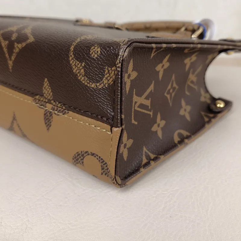 Louis Vuitton Crossbody Bag Onthego BB Monogram PVC BB 18 × 8.5 × 15 cm — detail view 1 of 11
