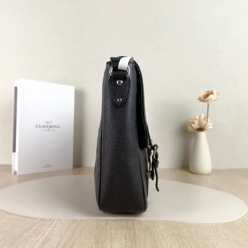 GUCCI Crossbody Bag Messenger Bag Crossbody Bag Black Calfskin One Size30 × 6 × 25.5 cm — detail view 5 of 11