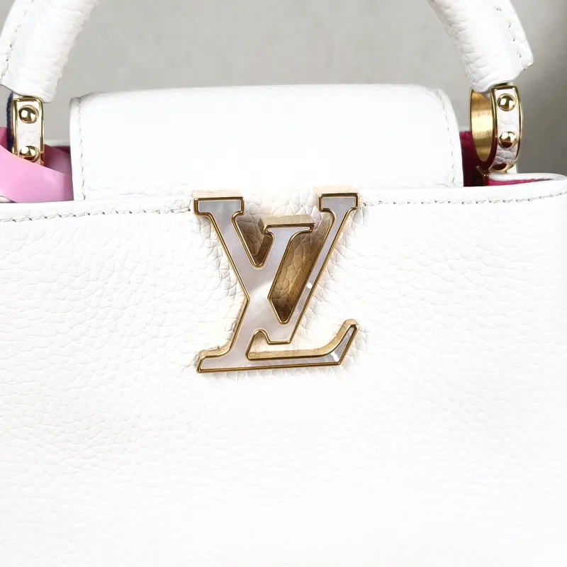 Louis Vuitton Crossbody Bag Capucines White Calfskin Mini 22 × 7.5 × 14 cm — detail view 2 of 13