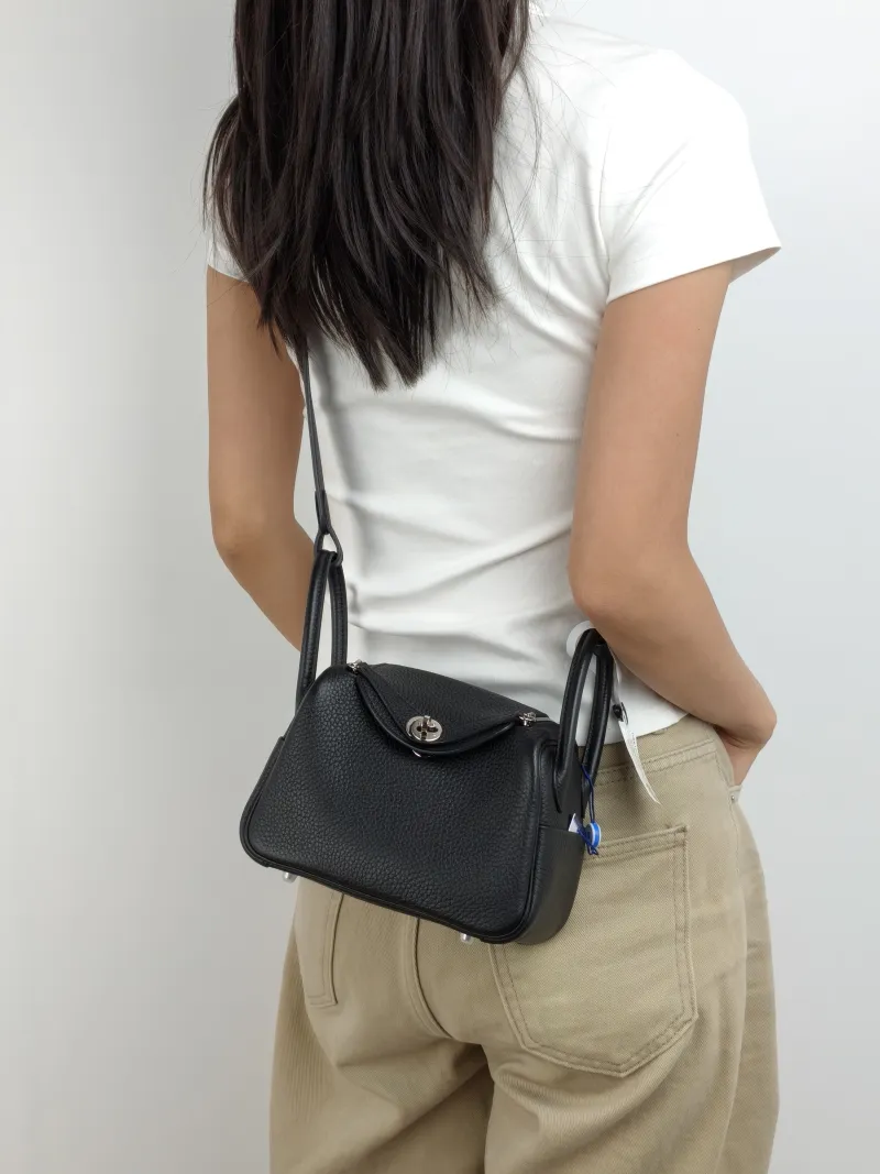 Hermès Crossbody Bag Lindy Mini 19 89Black TC Calfskin Mini 19 × 9.5 × 13 cm K — on-model view 1 of 2