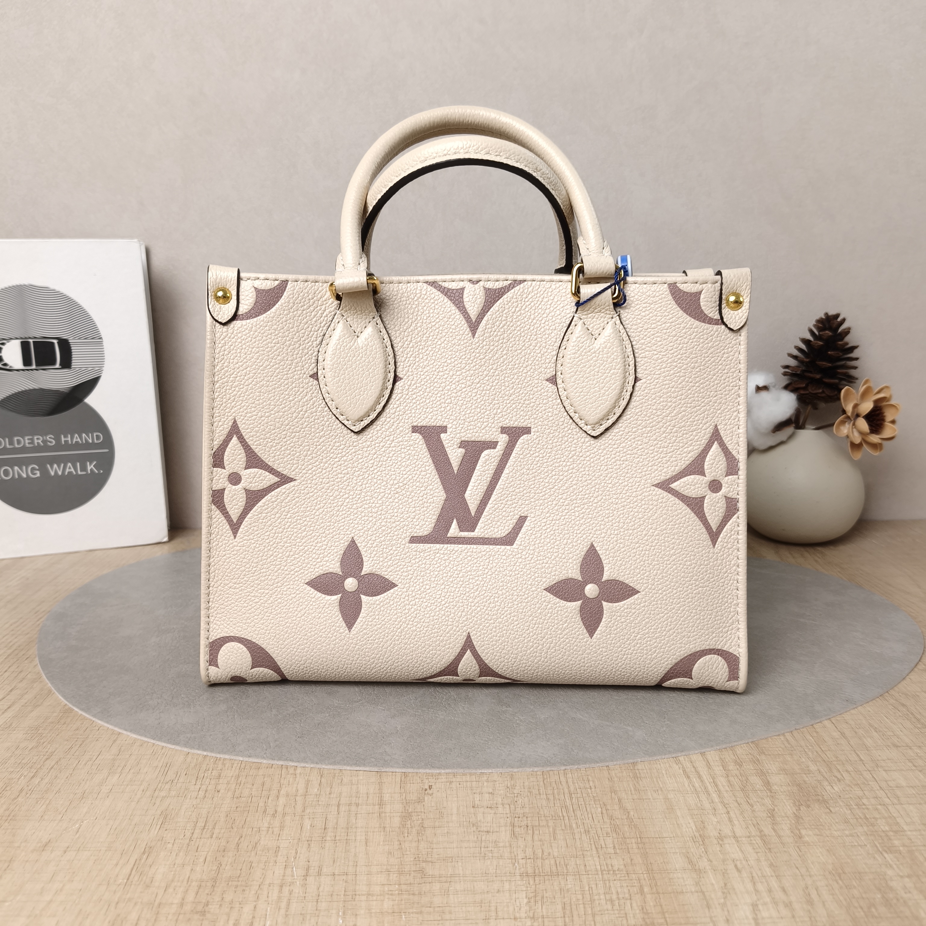 Louis Vuitton Shoulder Bag Onthego White · Pink Empreinte Embossed Calfskin Small25 × 11.5 × 19 cm — cover view 5 of 5