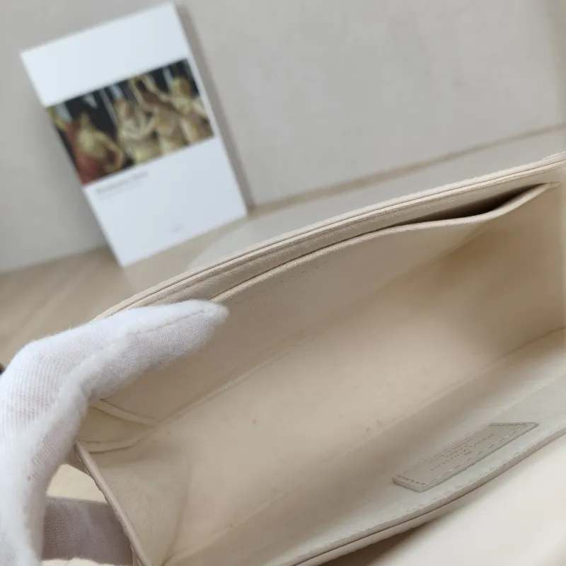 Louis Vuitton Crossbody Bag Hide and Seek Messenger Bag White Epi Embossed Calfskin One Size21 × 8 × 15 cm — detail view 4 of 14