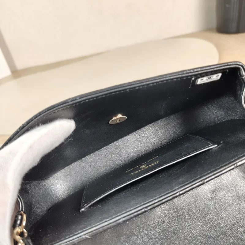 Chanel Crossbody Bag Crossbody Bag Black Lambskin One Size 19.5 × 4 × 11 cm — detail view 3 of 12