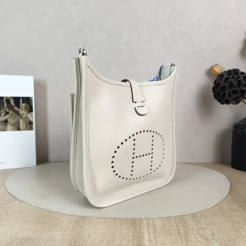 Hermès Crossbody Bag Evelyne 23 23 10Craie Taurillon Clemence TC Calfskin 23 × 6 × 24 cm G — cover view 4 of 6