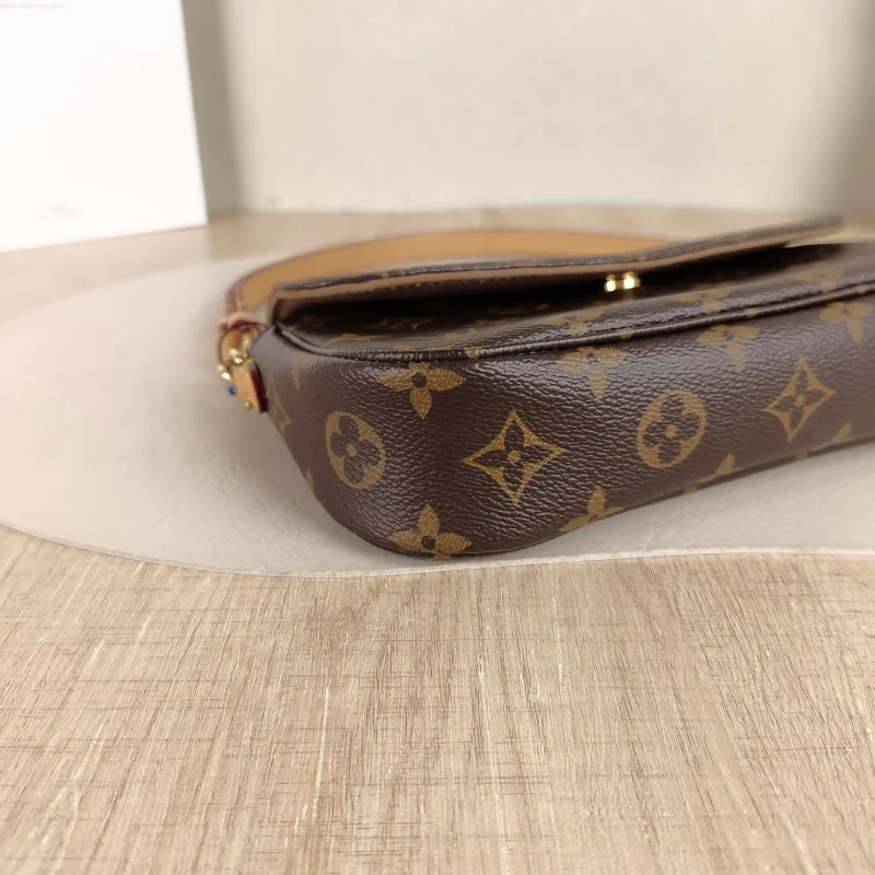 Louis Vuitton Crossbody Bag IVY Monogram PVC Small 23.5 × 4.3 × 12 cm — detail view 10 of 11