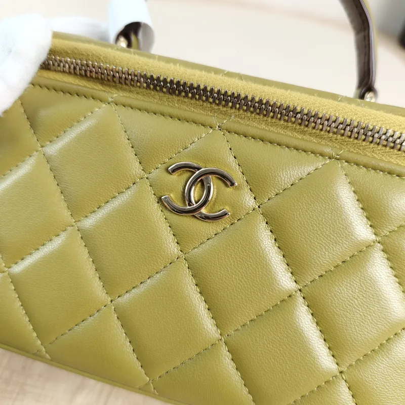 Chanel Crossbody Bag Edition Green Lambskinmini16 × 8 × 9.5 cm — detail view 10 of 14