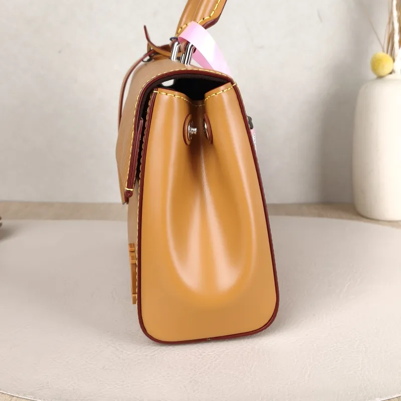 Louis Vuitton Crossbody Bag CLUNY Caramel Epi Embossed Calfskinmini20 × 7.5 × 16 cm — detail view 14 of 15