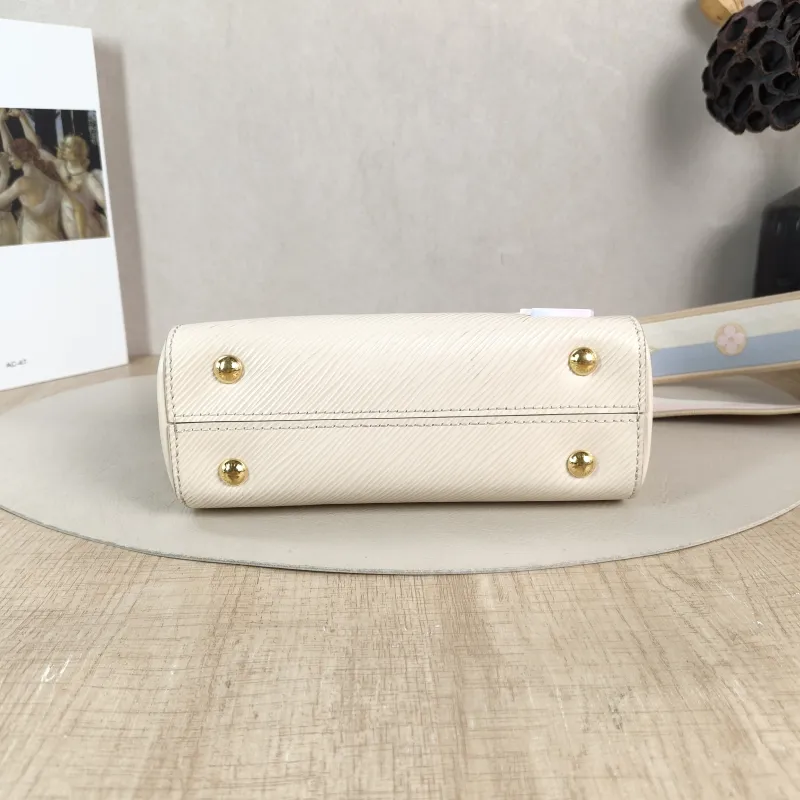 Louis Vuitton Crossbody Bag CLUNY White Epi Embossed Calfskin Mini 20 × 7.5 × 16 cm — cover view 5 of 5