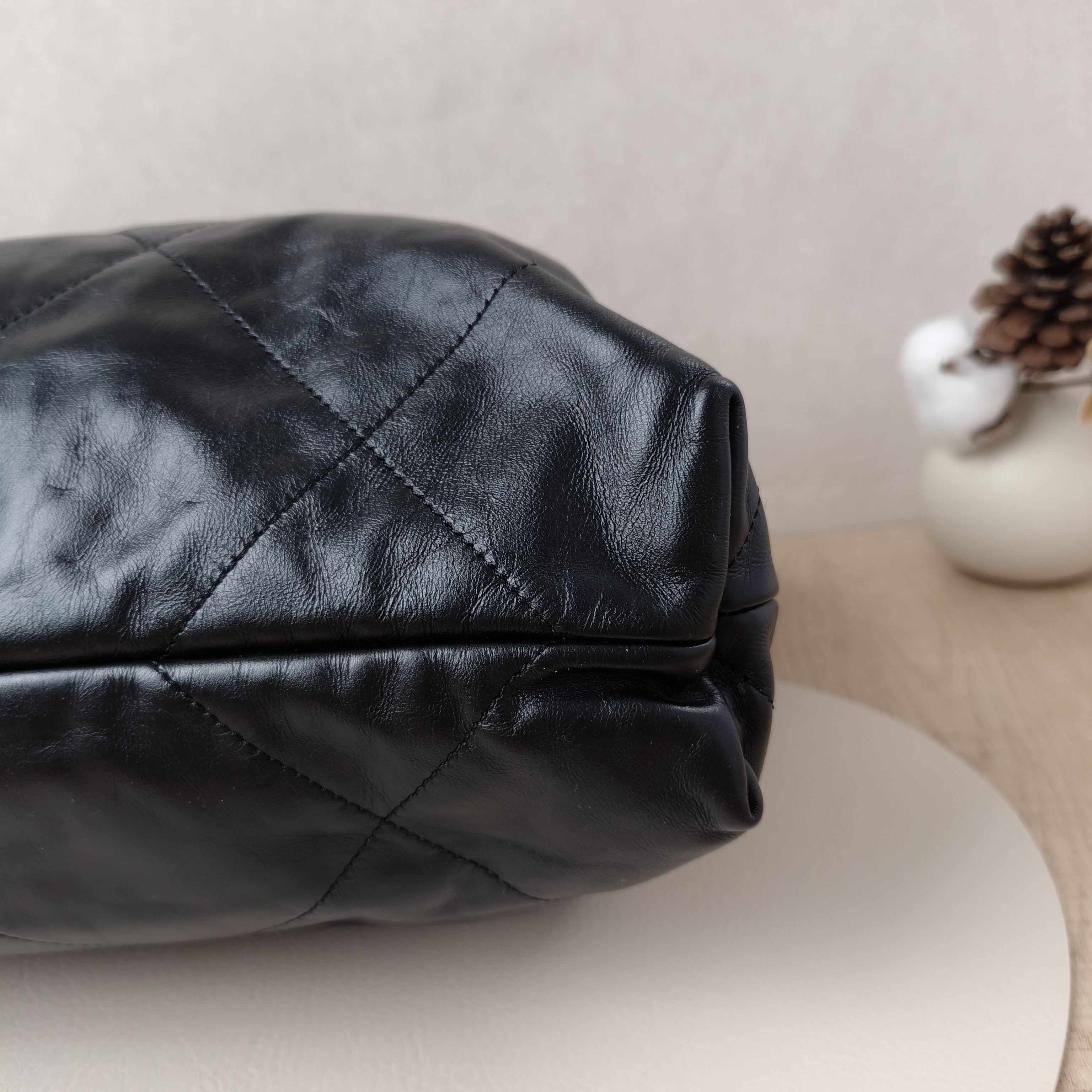 Chanel Shoulder Bag22Bag Black CC alfskin Medium39 × 8 × 42 cm — cover view 6 of 9